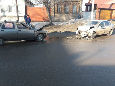 В Сызрани в столкновении ВАЗ-21102 и «Калины» пострадал 3-х летний ребенок